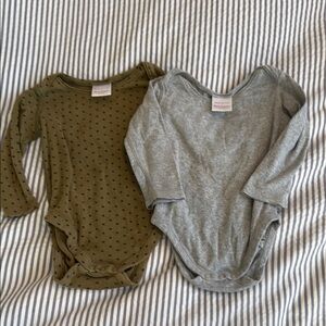 Hanna Andersson Set of Two Baby Bodysuits in Green and Gray